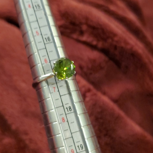 1.2 Carat AAA zirconia peridot birthstone ring - Picture 4 of 4